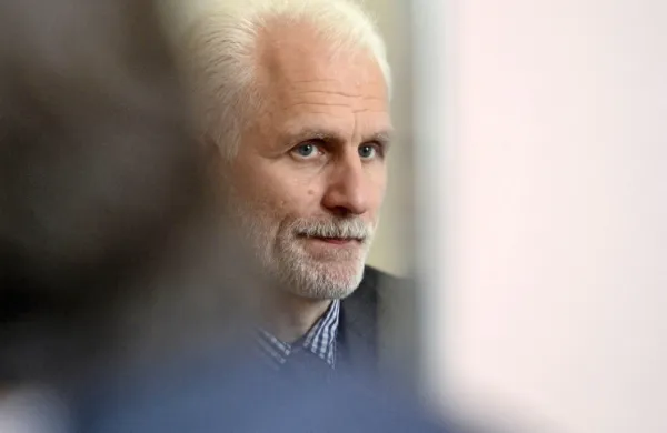 Beloruski aktivist Ales Bjaljacki je bil leta 2020 po množičnih 
demonstracijah proti režimu predsednika Aleksandra Lukašenka 
znova aretiran. Še vedno je v priporu brez sojenja.
