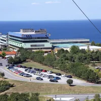 Na parkirišču na desni strani naj bi zrasla stavba MC Medicorja, 
skrajno desno (se ne vidi) pa stavba Fakultete za vede o zdravju. 