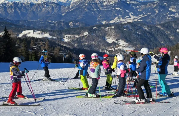 Največje primorsko smučišče Cerkno je s širokimi progami in otroškim snežnim parkom izrazito družinsko naravnano.