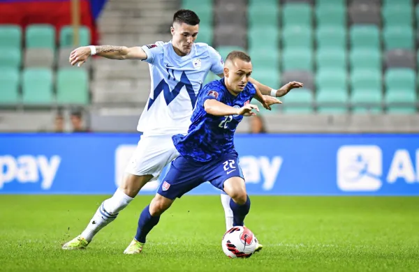 Benjamin Šeško (levo) je s Salzburgom na dobri poti,  Stanislav 
Lobotka (desno) pa je z Napolijem že povsem blizu  uvrstitvi v  
osmino finala lige prvakov.   
