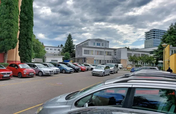 Zaradi gradnje bodo ukinili parkirna mesta ob zdravstvenem 
domu in blokih, nadomestna bodo nasproti obrtnega doma. 