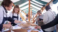 Stojnice, na katerih so podjetja in zadruge predstavljala izdelke,  so bile dobro obiskane. Na sliki stojnica s hrenovkami in klobasami  KGZ Idrija.