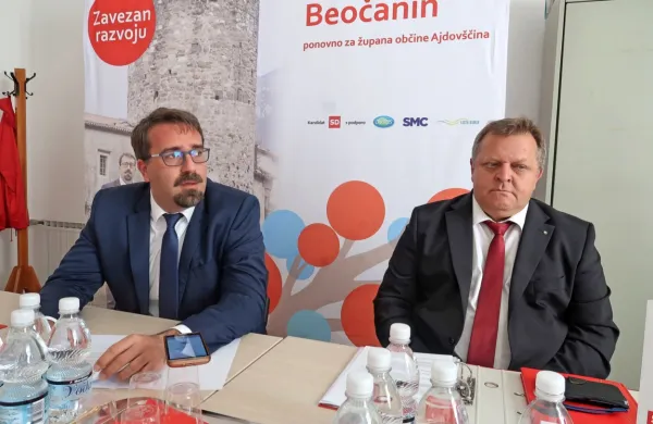 Župan Tadej Beočanin v družbi podžupana Mitje Tripkoviča.  