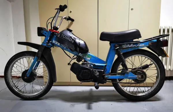 Motor bodo 30 dni hranili v prostorih Policijske postaje Postojna. 