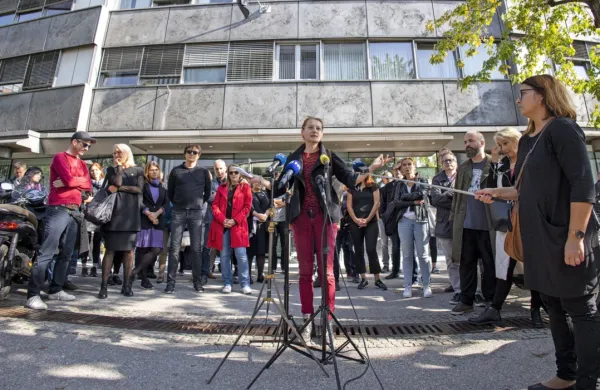 Novinarska konferenca stavkajočih na RTVS. Pred mikrofoni je 
predsednica generalnega vodstva stavkovnega odbora in Koordinacije novinarskih sindikatov RTVS Helena Milinković.