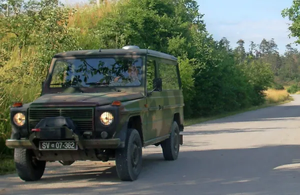 Kolone vojaških vozil bosta spremljala vojaška policija Slovenske 
vojske (SV) in občasno tudi helikopter SV, premikale pa se bodo 
zunaj prometnih konic.