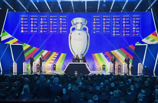 Pri žrebu so sodelovali nekdanji vrhunski nogometaši, Nemca 
Jürgen Klinsmann in Karl-Heinz Riedle ter Italijana Gianluca 
Zambrotta in Demetrio Albertini.