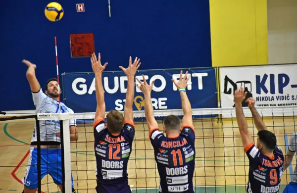 Skozi visok blok ACH Volleyja je med igralci Salonita le Maticu 
Vrtovcu uspelo doseči več kot deset točk.