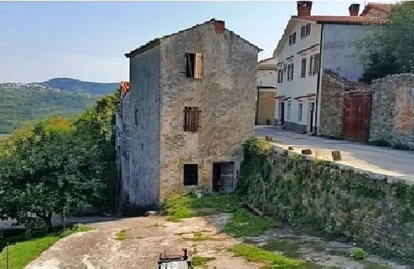 Ena od hiš v Padni, ki jo namerava občina z javnim razpisom 
ponuditi v bivanje in tudi poznejši odkup. 