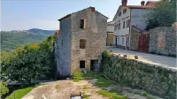 Ena od hiš v Padni, ki jo namerava občina z javnim razpisom 
ponuditi v bivanje in tudi poznejši odkup. 