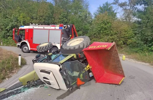 Prevrnil traktor in od&scaron;el