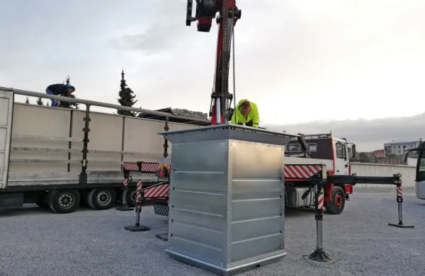  En podzemni ekološki otok bo ob Titovi cesti pri pokopališču, 
kamor je izvajalec včeraj že pripeljal podzemne zabojnike, drugi 
pa na Volaričevi ulici.