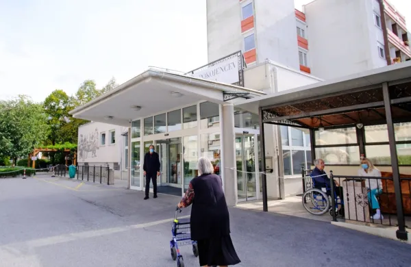 Vlada bo naredila vse, da se oskrbnine v domovih za starejše ne 
bodo zvišale, je zagotovil minister za delo, družino, socialne 
zadeve in enake možnosti Luka Mesec.