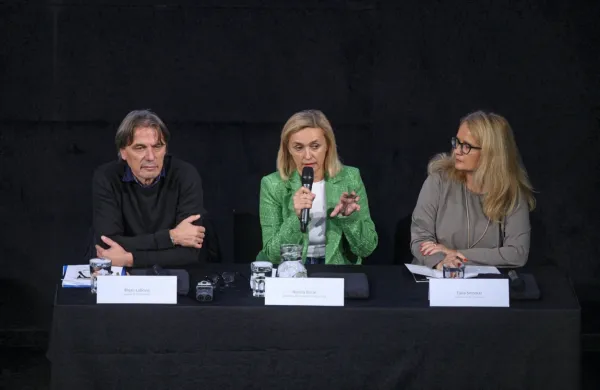 Direktorica Slovenskega filmskega centra Nataša Bučar (v sredini), 
direktor festivala Bojan Labović in vodja projekta Tjaša Smrekar 
so predstavili novosti in poudarke letošnjega festivala.