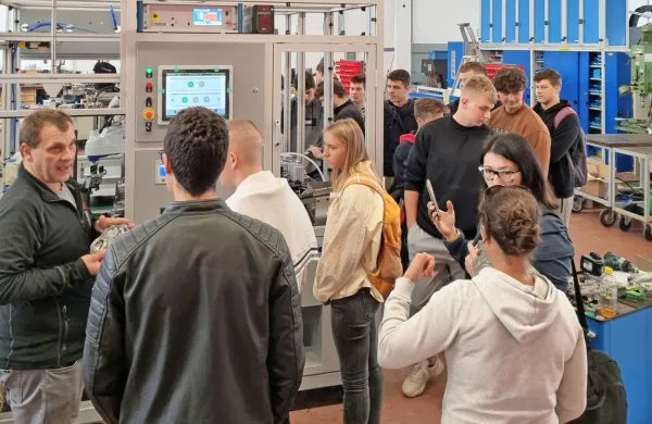 Dijaki Srednje ekonomsko-poslovne šole iz Kopra so si ogledali 
proizvodnjo podjetja Avastar Automation, ki razvija in izdeluje 
avtomatizirane in robotske naprave za industrijo.