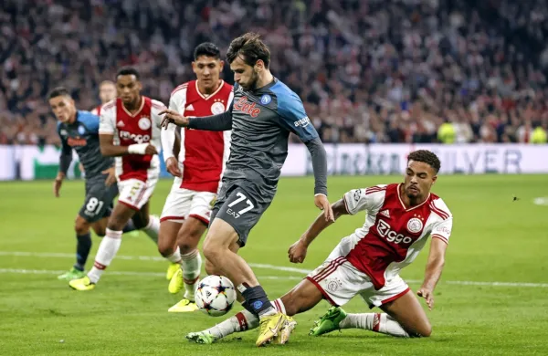 Khvicha Kvaratskhelia (z žogo) bo tudi jutri močan adut Napolija 
na dvoboju z Ajaxom.  