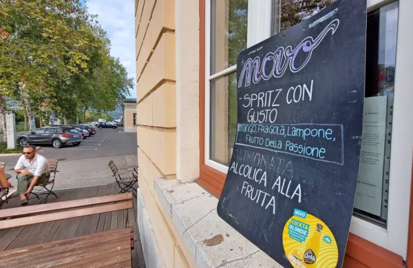 Dvojezičnost pred enim izmed lokalov v Novi Gorici, ki sicer nikoli 
ni bila dvojezično območje.