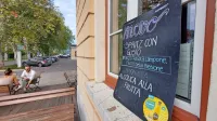 Dvojezičnost pred enim izmed lokalov v Novi Gorici, ki sicer nikoli 
ni bila dvojezično območje.