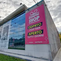Dvojezičnost pred eno izmed proajaln v Novi Gorici, ki sicer nikoli 
ni bila dvojezično območje.