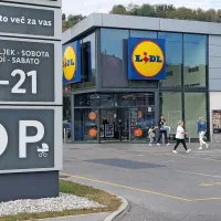Dvojezičnost pred eno izmed proajaln v Novi Gorici, ki sicer nikoli 
ni bila dvojezično območje.