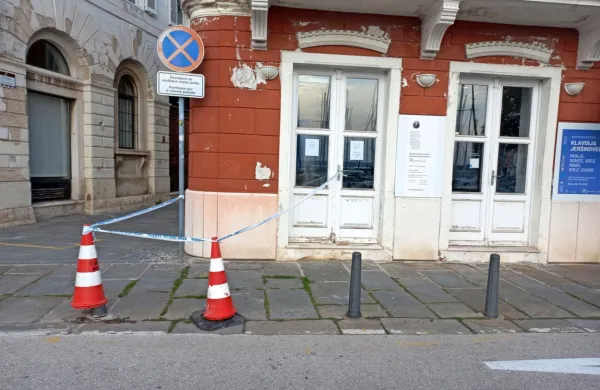Stavba, v kateri je Galerija Hermana Pečariča, postaja nevarna in 
je trenutno zaprta za obiskovalce razstav. 