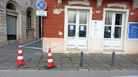 Stavba, v kateri je Galerija Hermana Pečariča, postaja nevarna in 
je trenutno zaprta za obiskovalce razstav. 