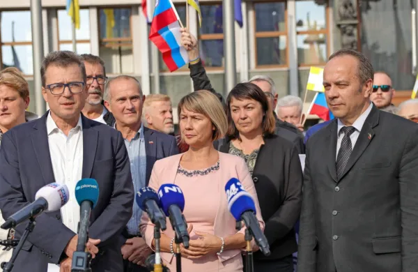 V SDS so  s podpisi volilcev v državni zbor vložili zahteve za razpis 
zakonodajnih referendumov o zakonih o vladi, o RTVS in o 
dolgotrajni oskrbi. 