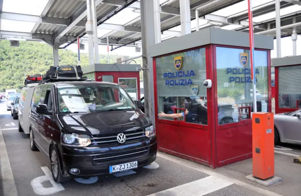 Naslednje leto naj bi bili tovrstni prizori na slovensko-hrvaških 
mejnih prehodih del preteklosti.


