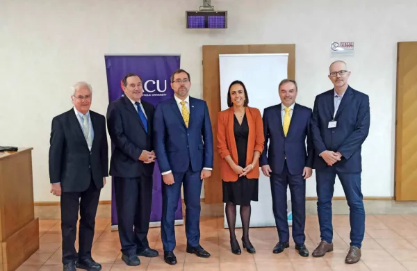  





Humanitarne konference v Rimu so se udeležili tudi (z leve proti 
desni): dr. Peter Howard iz Australian Catholic University, veleposlaniki Združenih držav Amerike, Ukrajine, Avstralije in Slovenije v Vatikanu, in dr. Lenart Škof, predstojnik Inštituta za 
filozofske študije ZRS Koper.



