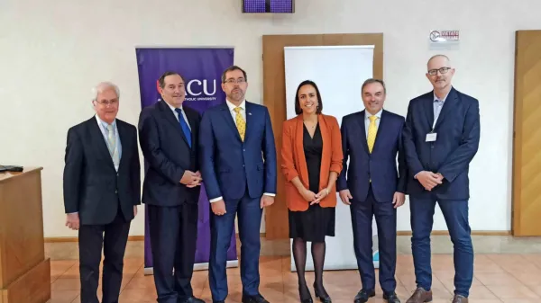 





Humanitarne konference v Rimu so se udeležili tudi (z leve proti 
desni): dr. Peter Howard iz Australian Catholic University, veleposlaniki Združenih držav Amerike, Ukrajine, Avstralije in Slovenije v Vatikanu, in dr. Lenart Škof, predstojnik Inštituta za 
filozofske študije ZRS Koper.



