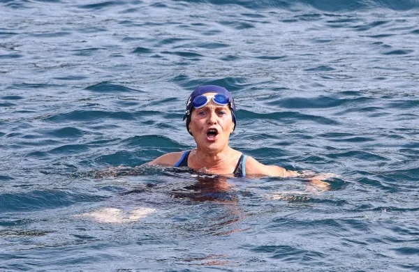 Igralka Olga Kacjan je leta 2014 tako plavala v Piranu. Posnetke so 
potrebovali za gledališko predstavo Odprto morje v Slovenskem 
mladinskem gledališču.