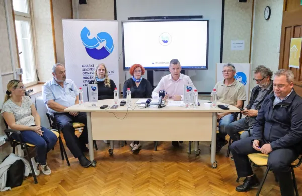 V OSO-KS opozarjajo, da mnogi delavci ne dobivajo dostojnih plač 
za svoje delo. 


