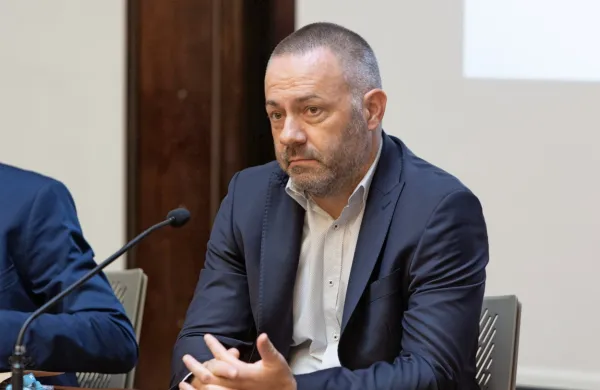 Vlada je sprejela predlog zakona o nujnih ukrepih za zajezitev 
širjenja in blaženja posledic covida-19 na področju zdravstva, je 
povedal minister Danijel Bešič Loredan.