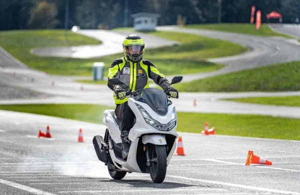 Za pridobitev kode 125 je potrebnih le šest praktičnih ur v 
avtošoli.