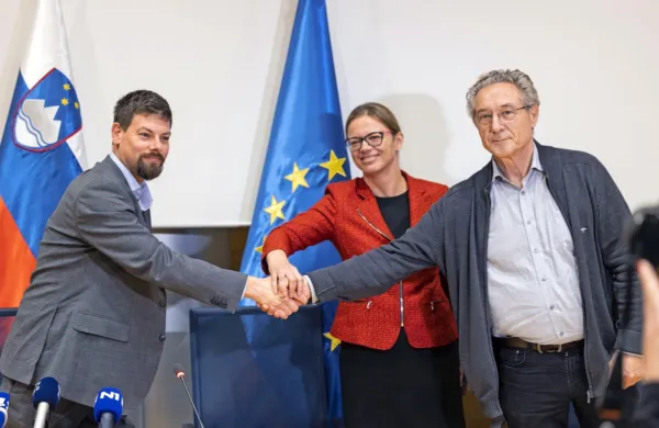 Vlada in sindikati javnega sektorja so podpisali dogovor o ukrepih 
na področju plač in drugih stroškov dela v javnem sektorju za leti 
2022 in 2023. 