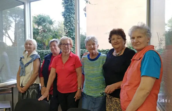 Šest od  desetih prostovoljk (z leve): Boža Štrukelj, Bogdana 
Prevolčič, Vanda Hlaj, Mila Albreht, Anica Adamič in Ksenija 
Cergol. Poleg Radujkove manjkajo še Anamaria Domio, Vera 
Jakopič, Lijana Perko.   