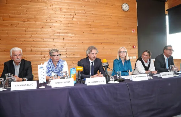Gibanje Svoboda bo v istrskih občinah za župano podprlo (od leve) 
Milana Bogatiča, Bredo Krašna (v sredini Robert Golob in poslanka 
Tamara Kozlovič), Manuelo Rojec in Aleša Bržana.