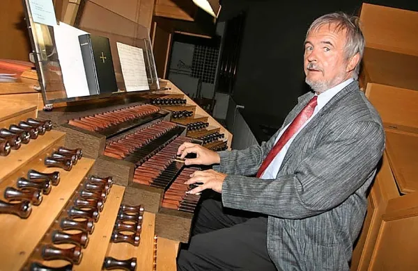 Peter Planyavsky je nastopal in snemal že po več koncih sveta, bil dolgo  organist in glasbeni direktor v 
dunajski stolnici sv. Štefana, obenem je delal tudi kot profesor.  