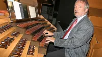 Peter Planyavsky je nastopal in snemal že po več koncih sveta, bil dolgo  organist in glasbeni direktor v 
dunajski stolnici sv. Štefana, obenem je delal tudi kot profesor.  