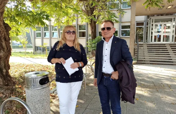 Nataša Fabris (levo) se je včerajšnjega predobravnavnegaa naroka 
na novogoriškem okrožnem sodišču udeležila z odvetnikom 
Francijem Matozom.