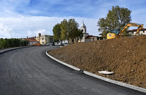 Kmalu bo zaključena gradnja novega in varnejšega 350 metrov 
dolgega cestnega priključka s Plavij na Škofijsko cesto. 