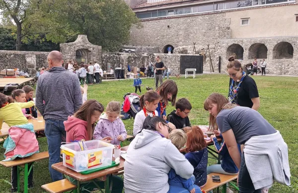 Ob 70. obletnici delovanja  so ajdovski taborniki danes v  grajskem 
obzidju v Ajdovščini pripravili  taborniški dan.