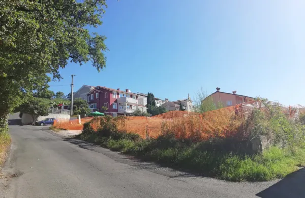 Področje bodoče soseske Dolge njive za mlade je delno pozidano 
in delno komunalno že urejeno.