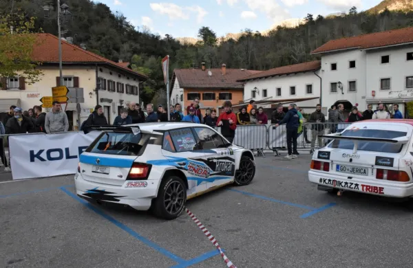 Lani je  v Kobarid prva pripeljala škoda Aljoše Novaka, ki bo današnji reli izpustil.