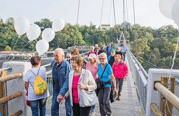 Odprtje brvi in nove kolesarske povezave so popestrila številna 
športna društva, klubi, plesalci in glasbeniki z obeh strani meje.