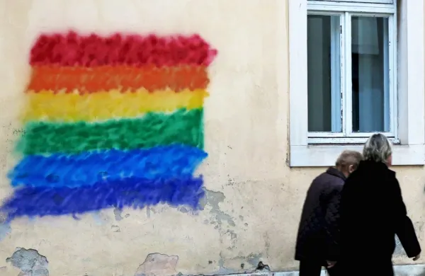 Pričakovano so za spremembe glasovali člani odbora iz koalicije, 
proti pa člani iz SDS in NSi.
