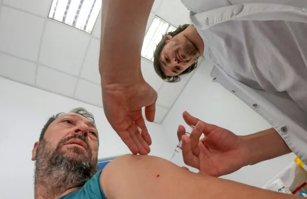 Cepljenje  priporočajo vsem, ki želijo sebe in  bližnje zaščititi pred 
gripo, še zlasti skupinam z večjim tveganjem za težek potek 
bolezni.