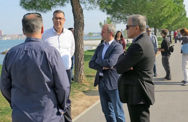 Obalo med Koprom in Izolo, ki po umiku cestnega prometa dobiva 
novo podobo, si je danes ogledal minister za okolje in prostor Uroš 
Brežan v spremstvu koprskega in izolskega župana. 