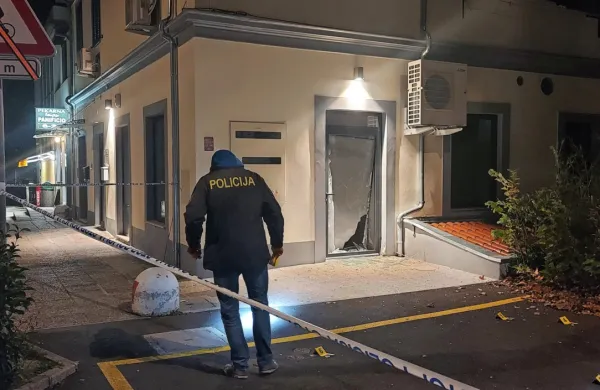 Ob eksploziji so se sesula steklena vrata na zasilnem izhodu iz 
ambulante dr. Bossmana.