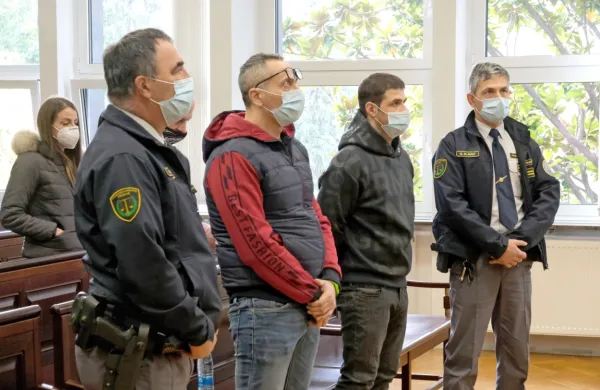 Giacomo Pappalardo in Mario Piacente (v sredini) sta bila zaradi 
dveh ropov primorskih bank od oktobra 2020 v priporu. 